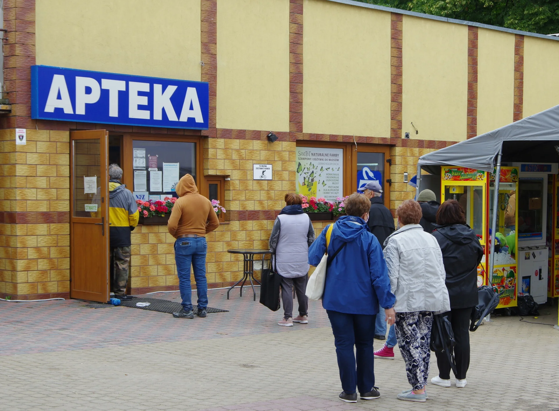 Kolejka klientów do apteki