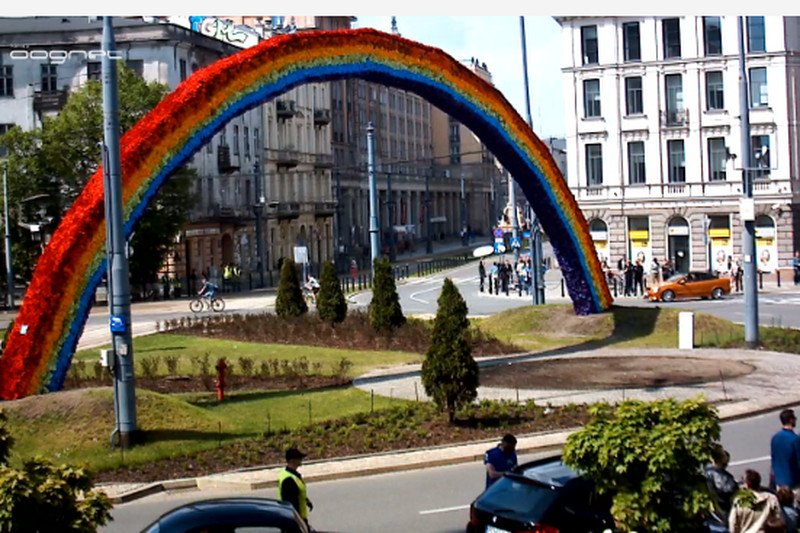 Usunięto barierki wokół tęczy na Placu Zbawiciela. Narodowcy są już na miejscu