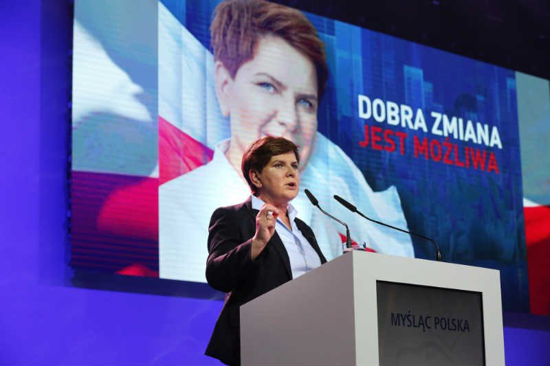 Beata Szydło krytykuje butę Bronisława Komorowskiego.