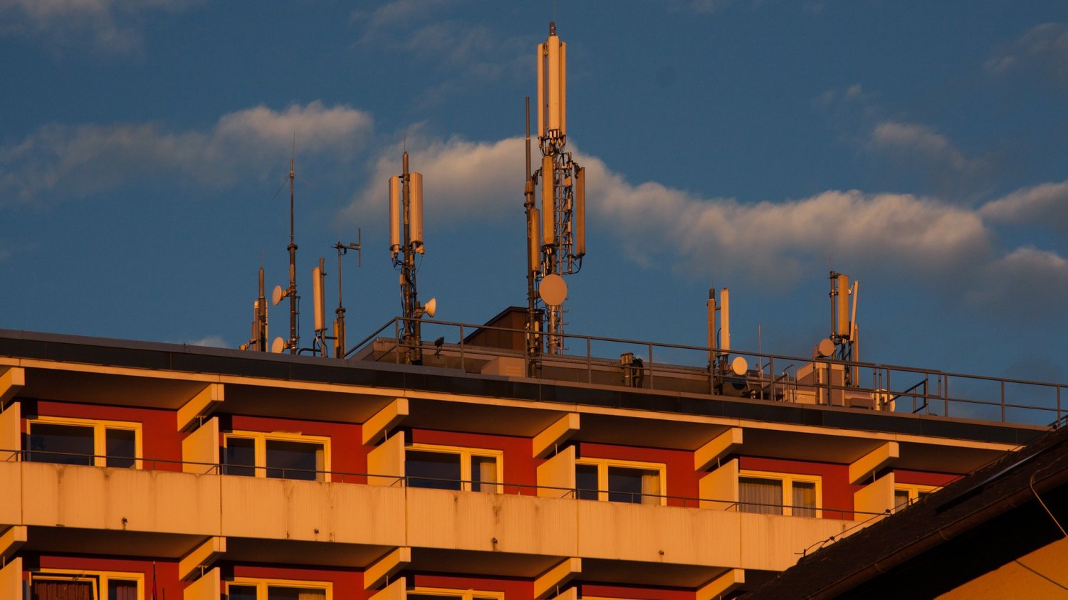 Sporo osób uważa, że pandemia koronawirusa ma związek z uruchomieniem sieci 5G