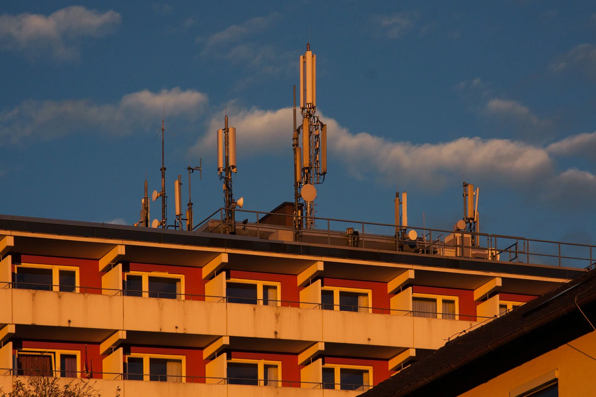 Sporo osób uważa, że pandemia koronawirusa ma związek z uruchomieniem sieci 5G