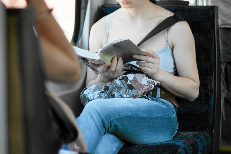 Mobilna czytelnia w gdańskich tramwajach nie do końca zdała egzamin: tradycyjne książki zostaną zastąpione przez wirtualne