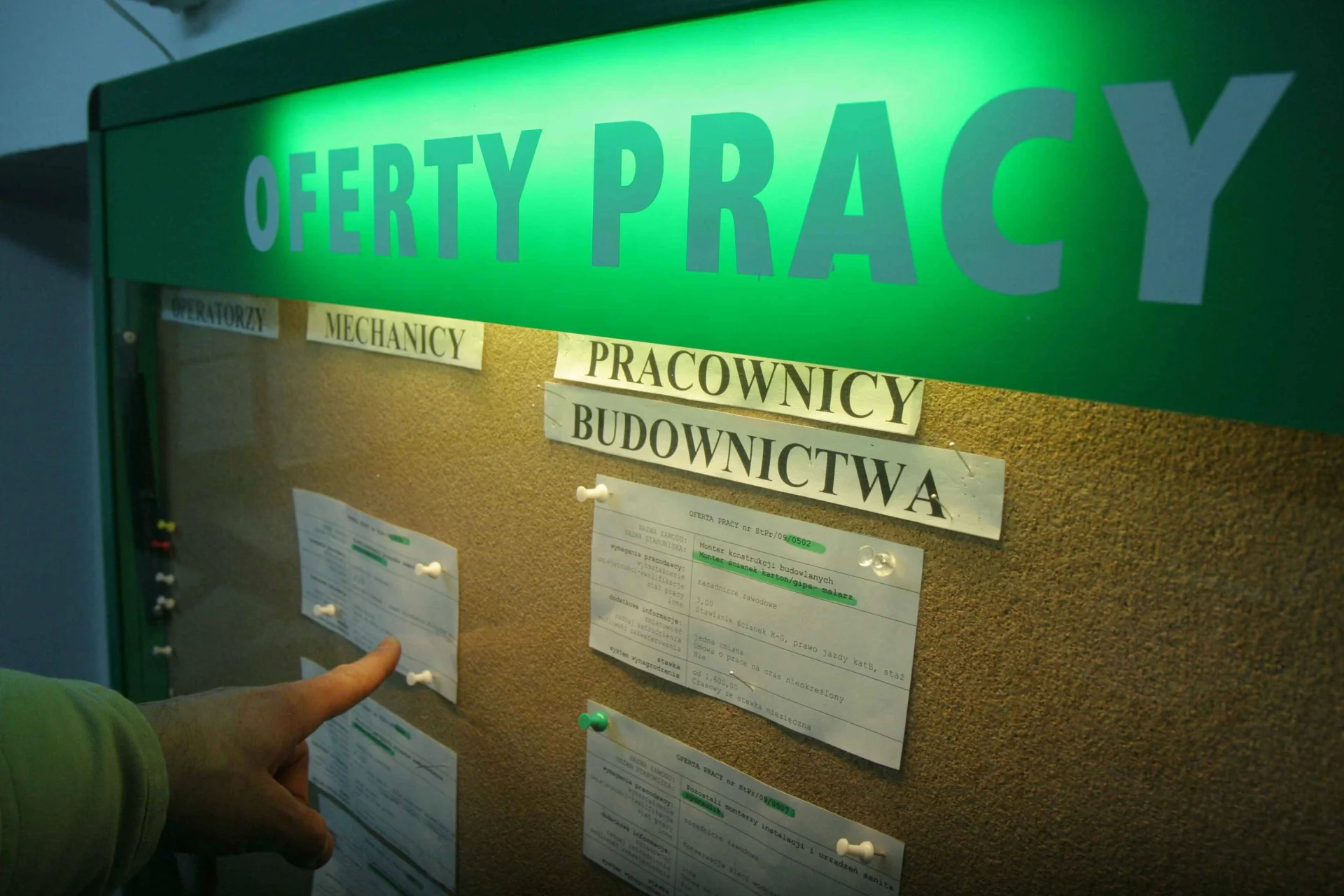 Oferty pracy 2025. Firmy szukają pracowników fizycznych i sprzedawców