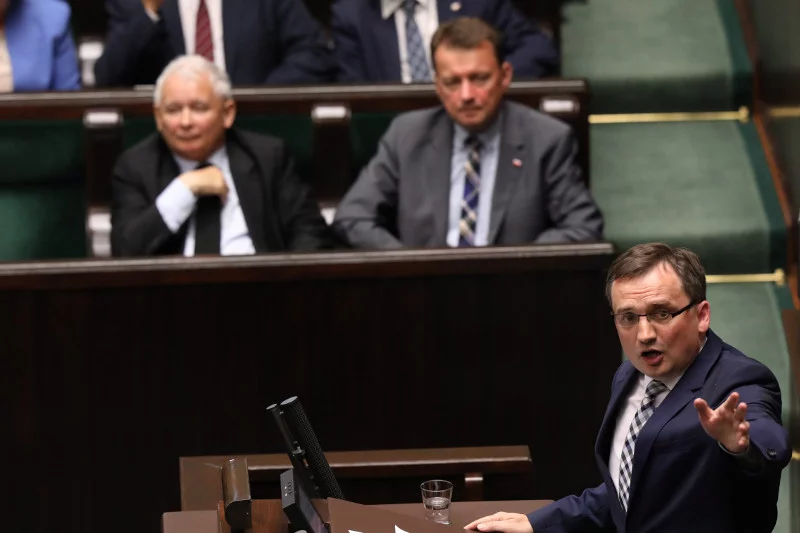 Ale im się spieszy! Nie do wiary, jak szybko będzie pozamiatane w sprawie zmian w sądach. Jeszcze dziś najpewniej ustawy ma przegłosować Senat.