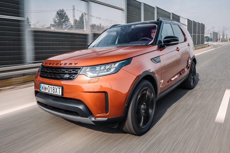 Droga Kaszubska to trasa turystyczna dla zmotoryzowanych biegnąca przez samo serce Kaszubskiego Parku Krajobrazowego. Na weekendowy rajd z rodziną sprawdzi się taki wszechstronny SUV jak np. Land Rover Discovery