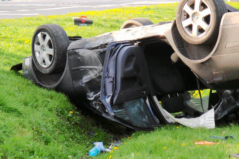 Skoda Octavia należąca do SOP dachowała. Policja wstępnie podaje, że przyczyną mogła być nadmierna prędkość, z jaką samochód pokonywał przejazd kolejowy (zdjęcie poglądowe).