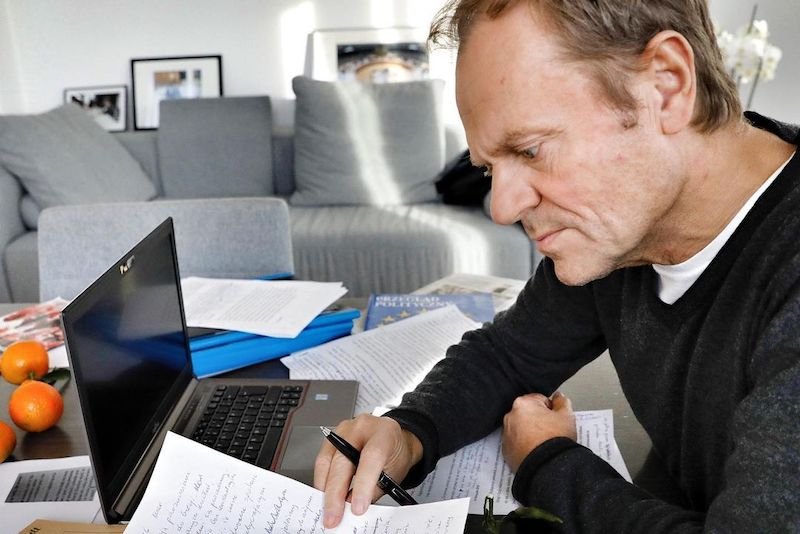 Donald Tusk już przekazał przedmiot na finał WOŚP 2021.