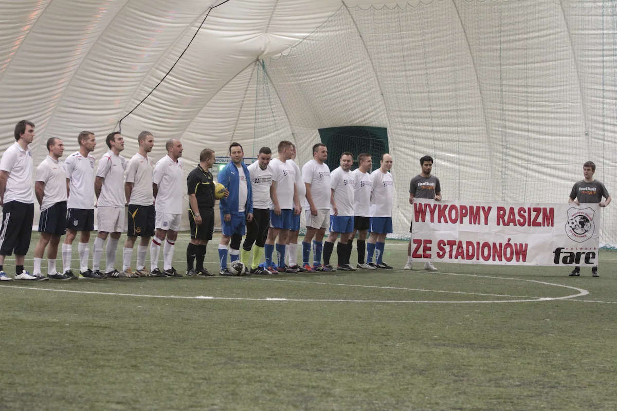 Stowarzyszenie 'NIGDY WIĘCEJ' prowadzi m.in. kampanię 'Wykopmy Rasizm ze Stadionów'.