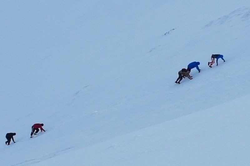 Na styczniową wyprawę w Tatry w lekkich sportowych butach? Jak widać, to nie problem.