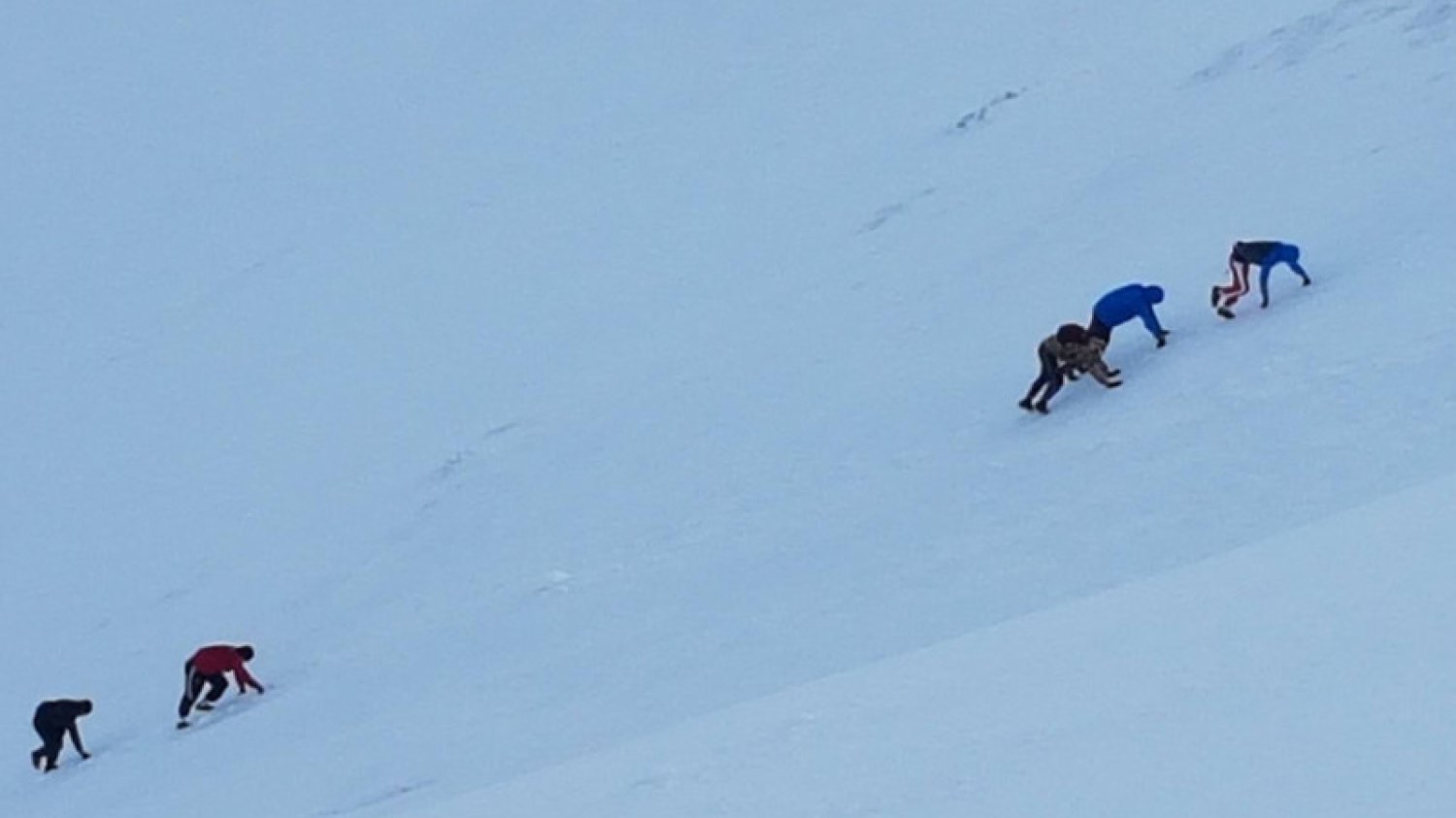 Na styczniową wyprawę w Tatry w lekkich sportowych butach? Jak widać, to nie problem.