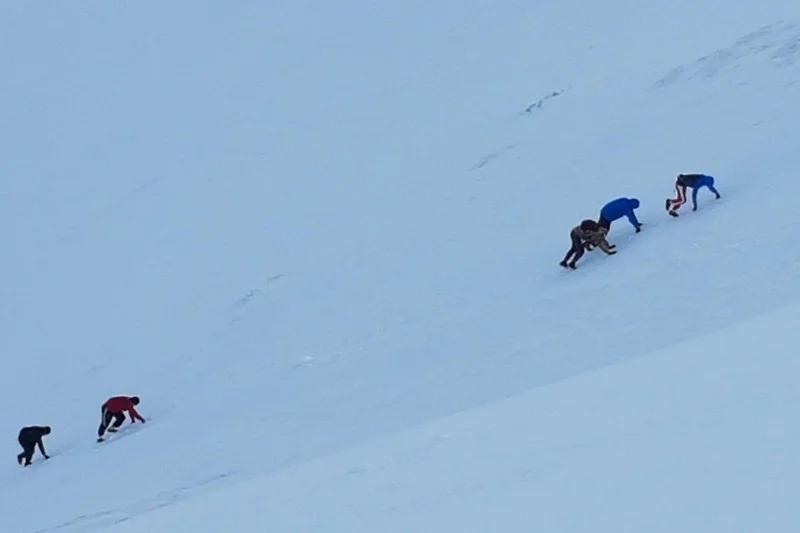 Na styczniową wyprawę w Tatry w lekkich sportowych butach? Jak widać, to nie problem.
