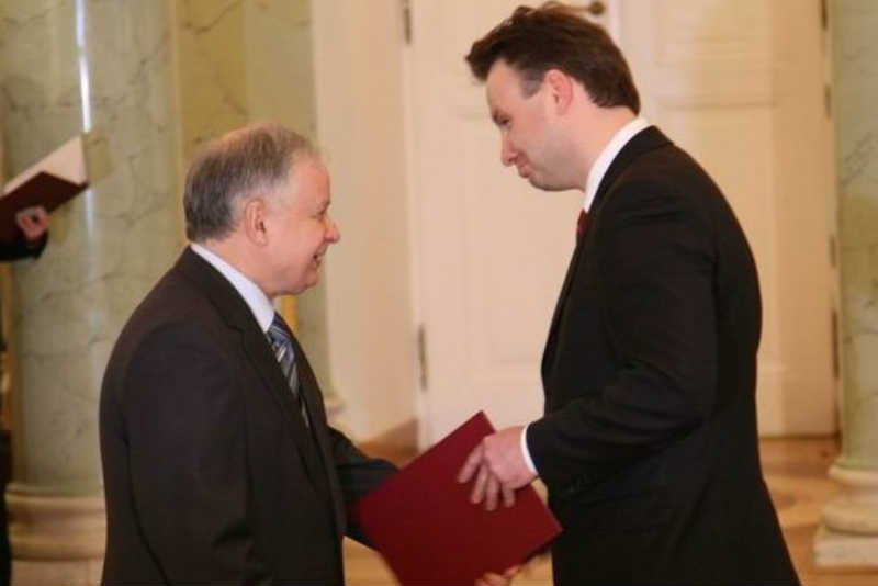 Prezydentura Andrzeja Dudy zaczyna przypominać rządy Lecha Kaczyńskiego (na zdjęciu powołanie Andrzeja Dudy na podsekretarza stanu w kancelarii Lecha Kaczyńskiego).