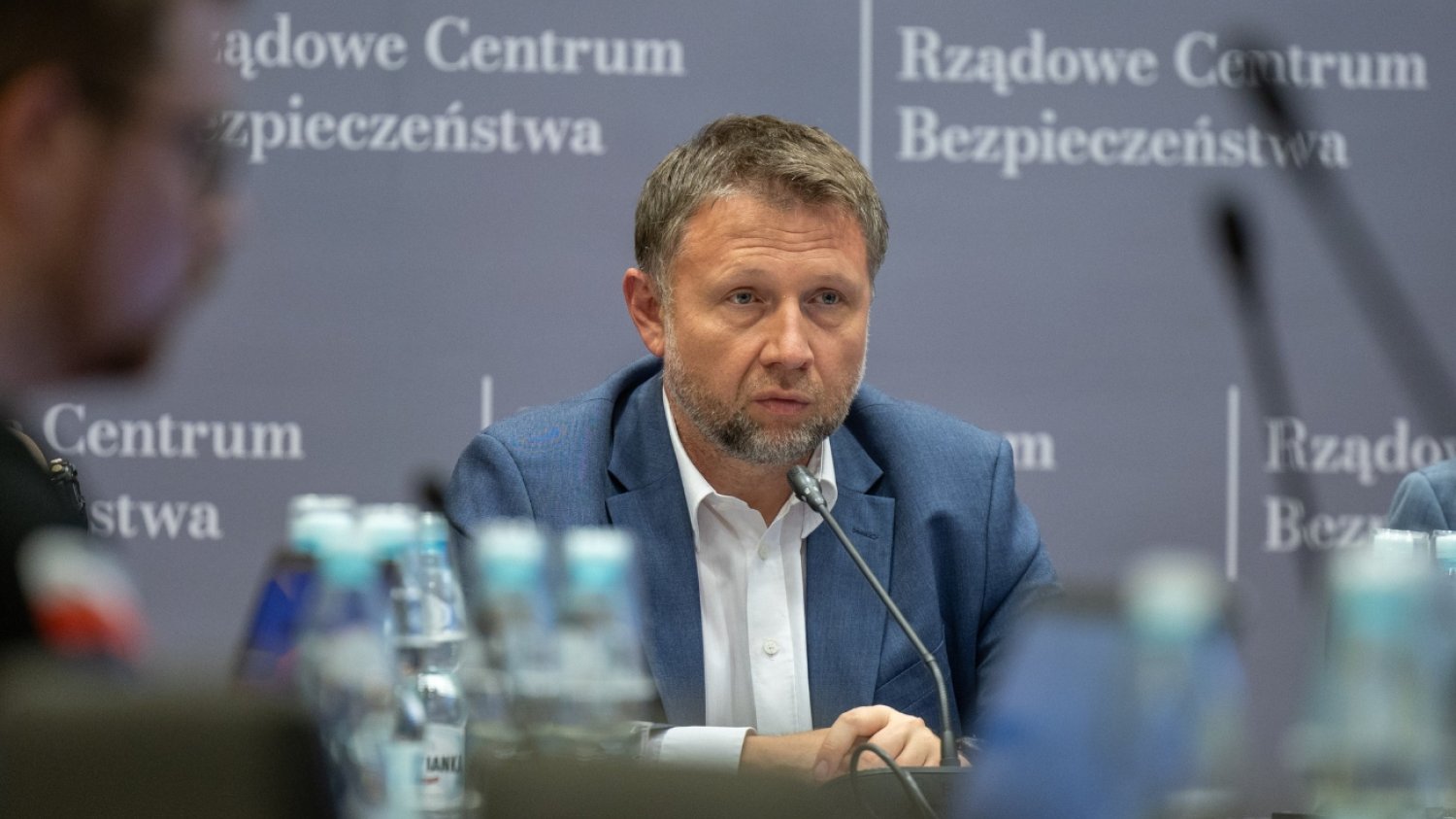 Marcin Kierwiński podczas zebrania sztabu kryzysowego.