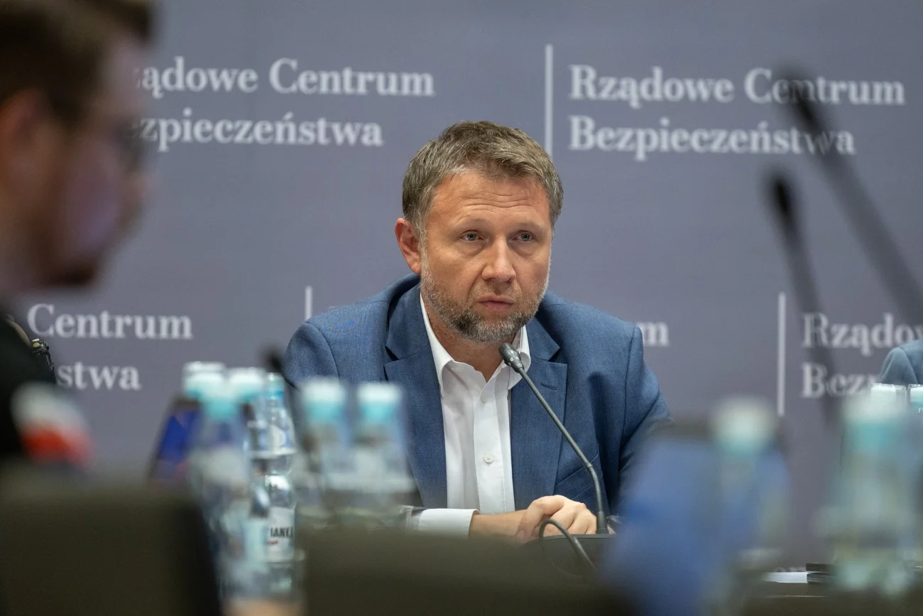 Marcin Kierwiński podczas zebrania sztabu kryzysowego.