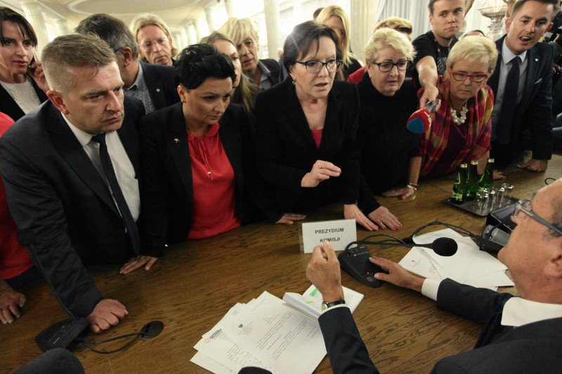 Awantura podczas posiedzenia sejmowej komisji sprawiedliwości. Pośród krzyków w głosowaniu zapadła decyzja o odrzuceniu projektu Ordo Iuris