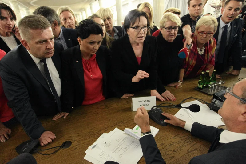 Awantura podczas posiedzenia sejmowej komisji sprawiedliwości. Pośród krzyków w głosowaniu zapadła decyzja o odrzuceniu projektu Ordo Iuris