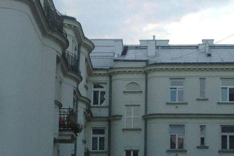 Cień w oknie kamienicy wywołał dyskusję na Twitterze. Mieszkali tu Lech i Maria Kaczyńscy