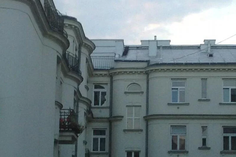 Cień w oknie kamienicy wywołał dyskusję na Twitterze. Mieszkali tu Lech i Maria Kaczyńscy