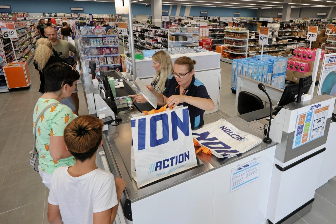 Klienci robiący zakupy w sklepie Action