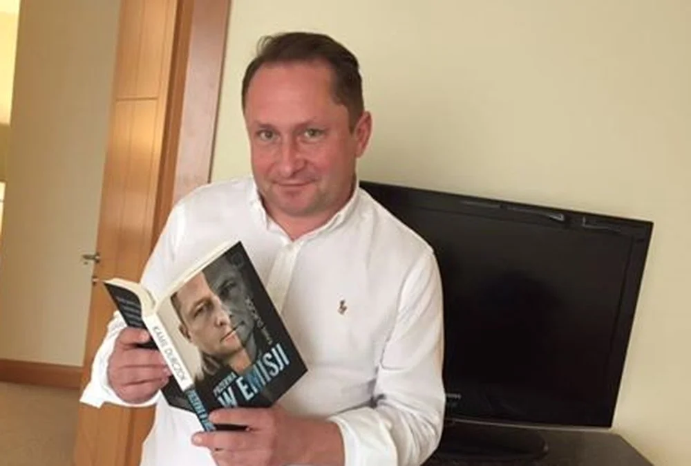 "Przerwa w emisji" to książka, w której Kamil opisuje ostatnie sytuacje, które się wydarzyły w jego życiu.