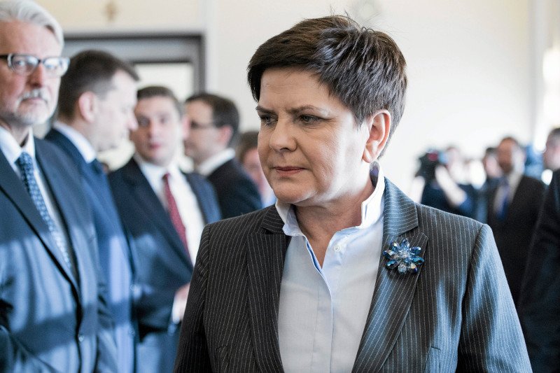 PiS ma powody do zmartwień. Prawie połowa wyborców tej partii chce odwołania ministrów Beaty Szydło.
