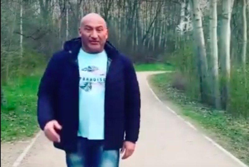 Najman na wiosenno-zimowym spacerze.