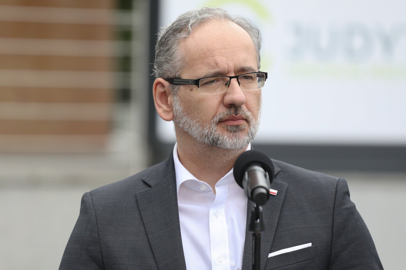 Adam Niedzielski musiał poradzić sobie z antyszczepionkowcami.