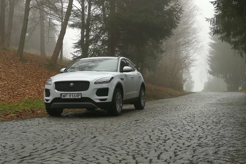 Jaguar E-Pace to młodszy i mniejszy brat większego SUV-a o nazwie F-Pace.