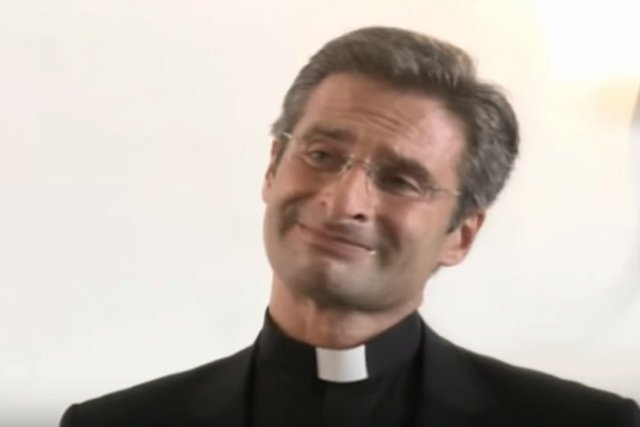 Ks. Krzysztof Charamsa jest zbulwersowany przeprosinami Watykanu za słowa włoskiego Radia Maryja.