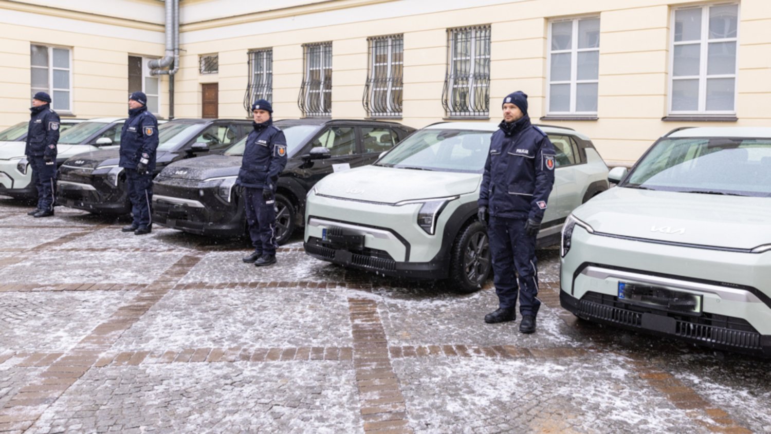 Nowe nieoznakowane radiowozy. Nigdy byś nie zgadł, że to "tajniacy", gdyby nie pewien detal