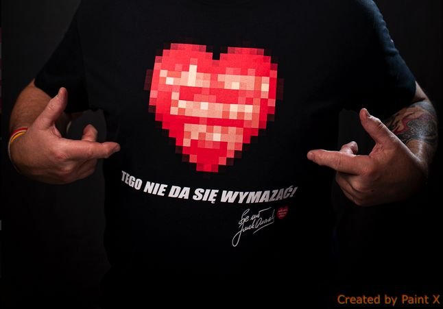 Prawica już otwarcie pokazuje, że nie podoba jej się działalność WOŚP. Rządowa TVP mówi o inicjatywie albo źle, albo wcale. A serduszka na piersiach swoich gości próbowała nawet wymazywać