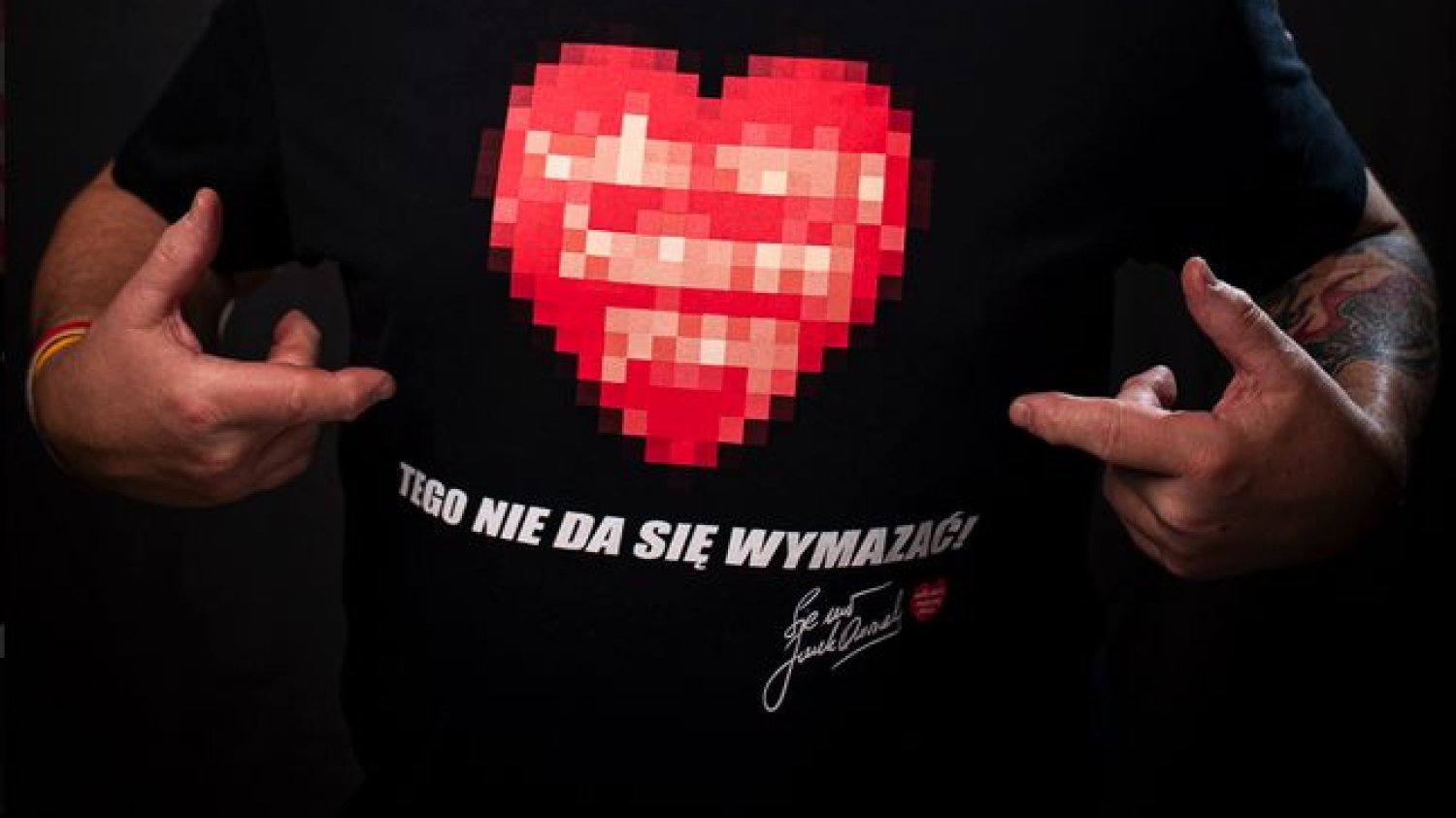 Prawica już otwarcie pokazuje, że nie podoba jej się działalność WOŚP. Rządowa TVP mówi o inicjatywie albo źle, albo wcale. A serduszka na piersiach swoich gości próbowała nawet wymazywać