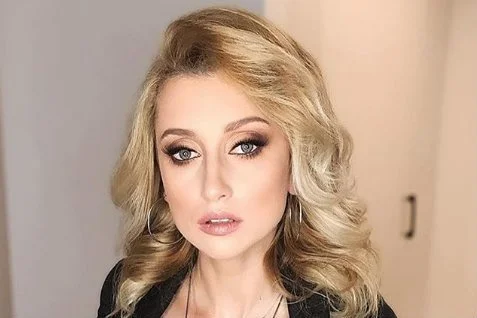 Justyna Żyła pokazała zdjęcie z przytulającym ją mężczyzną. Fani szybko wykryli, kim jest.