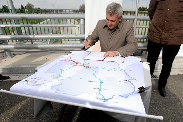 Wiceminister infrastruktury Jerzy Szmit, wspomniał o realnym problemie , ale w spiskowym nastroju.