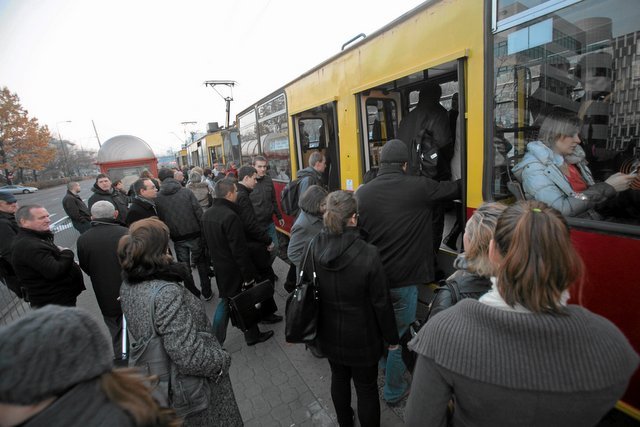 Bywa tłoczno. Początek szczytu na przystanku tramwajowym róg ul. Domaniewskiej i Wołoskiej
