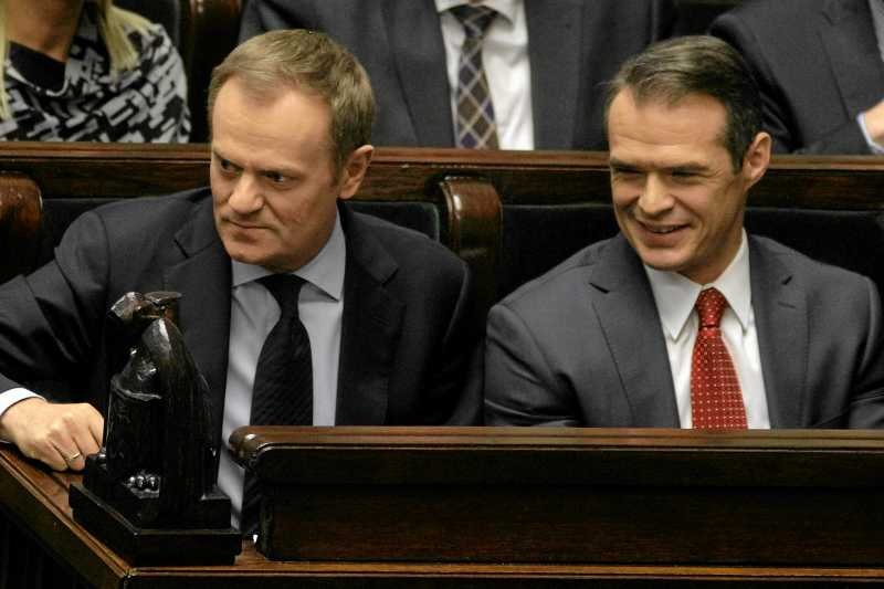 Donald Tusk i Sławomir Nowak szczycą się programem "Mieszkanie dla Młodych". Eksperci go krytykują.