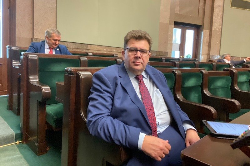 Poseł Robert Obaz (Lewica) podczas wystąpienia w Sejmie opowiedział o śmierci ojca chorego na raka, któremu 3 razy przekładano operację z powodu epidemii covid-19.