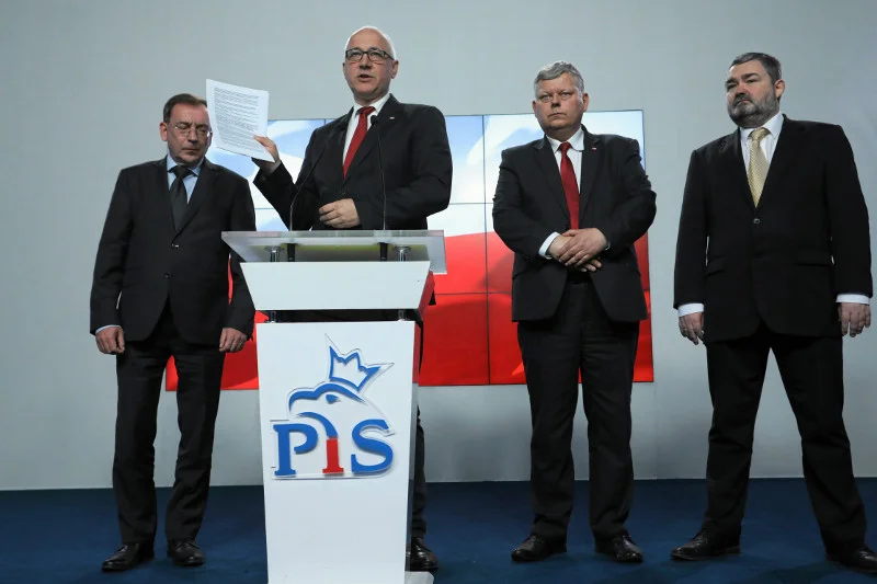 W przeciwieństwie do większości swoich partyjnych sędziów, Bartłomiej Misiewicz nie miał postawionych zarzutów kryminalnych.