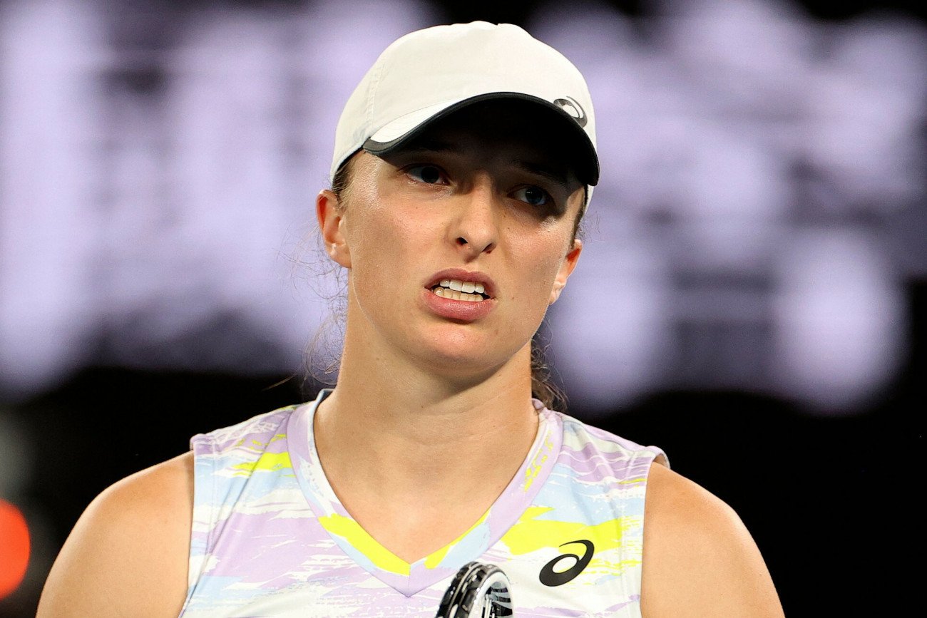 Iga Świątek przegrała w środę w drugiej rundzie turnieju w Dubaju. Lepsza od Polki okazała się Jelena Ostapenko.