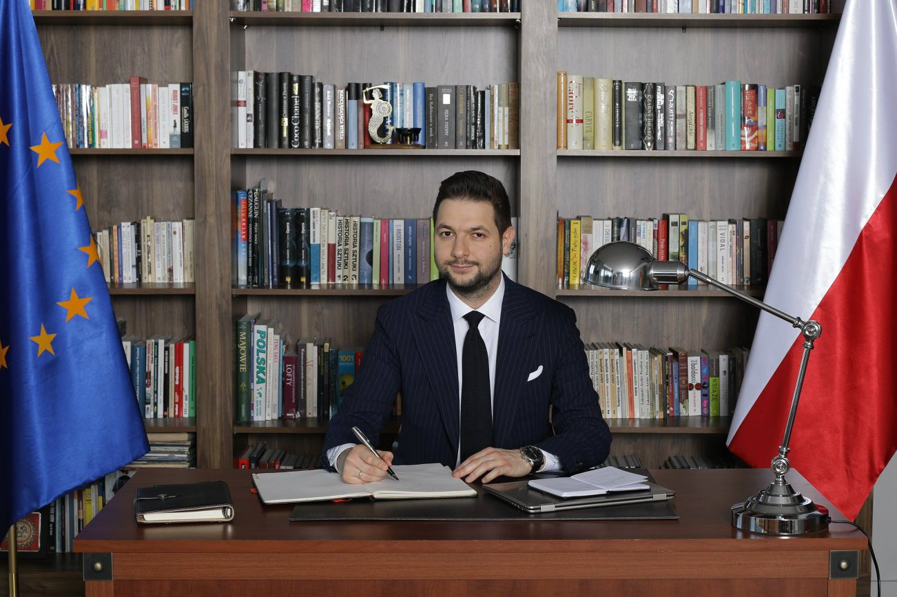 Patryk Jaki interesuje się niemieckimi muzealnymi lokomotywami? Na to wskazują okładki książek za plecami polityka.