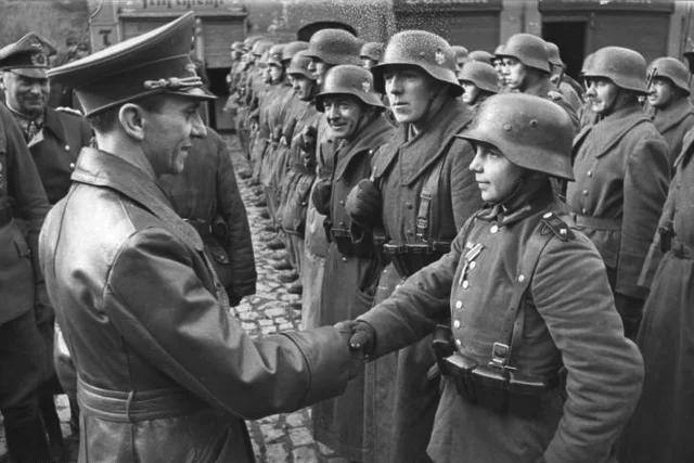 9 marca 1945: Goebbels dekoruje Żelaznym Krzyżem 16-letniego Willego Huebnera z Hitlerjugend.
