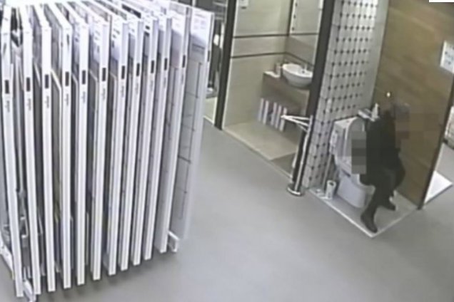 Policja z Buska Zdroju namierzyła kobietę, która załatwiła potrzebę fizjologiczną do "toalety" będącej elementem wystawy.