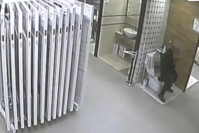 Policja z Buska Zdroju namierzyła kobietę, która załatwiła potrzebę fizjologiczną do "toalety" będącej elementem wystawy.