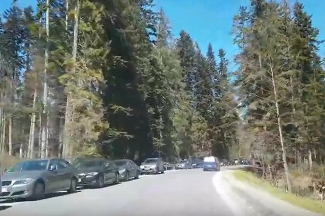 Trwa turystyczne oblężenie Zakopanego – gigantyczne korki na drogach pokazuje m.in. fotograf "Tygodnika Podhalańskiego".