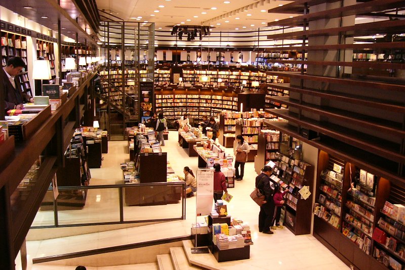 Księgarnie sieci Eslite są czynne przez całą dobę. I można w nich czytać książki jak w bibliotece