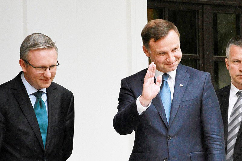 Krzysztof Szczerski uchodzi za prawą rękę prezydenta Andrzeja Dudy. Jednak "Fakt" twierdzi, że głowa państwa nie może ufać szefowi swojego gabinetu.