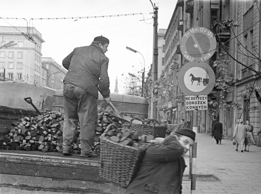 Rozwożenie węgla na ulicy Marszałkowskiej, między 1953 a 1963.