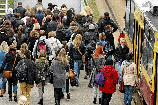 Za cenę podwójnego biletu chętnie przesiadłbym się do wypożyczonego auta.