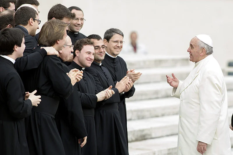 Papież Franciszek konsekwentnie krytykuje przesadne bogactwo ludzi Kościoła.