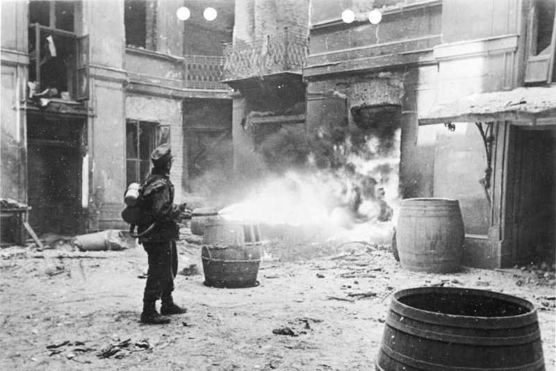 Niemiecki żołnierz z miotaczem ognia podczas Powstania Warszawskiego. Zdaniem autora książki "Obłęd '44" sama decyzja o wszczęciu Powstania była błędem.
